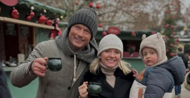 Emily Manninger mit Ehemann Alexander Manninger auf einem Christkindlmarkt.