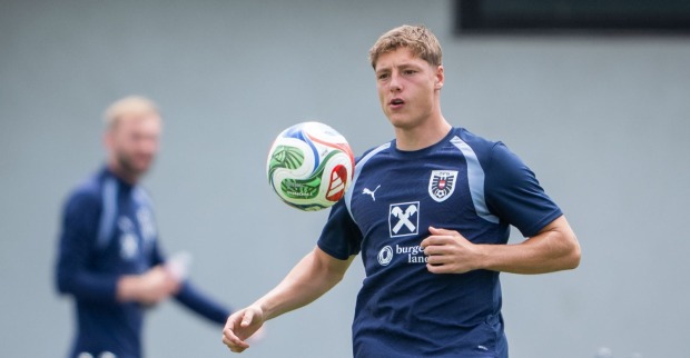 ÖFB-Star Alex Prass beim Training der österreichischen Nationalmannschaft. Der Mittelfeldspieler konzentriert sich auf den Ball und zählt zu den wichtigsten Spielern im ÖFB-Team.