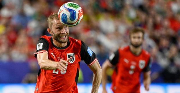 Conrad Laimer beim Spiel Österreich gegen Algerien am Ball