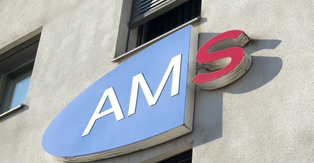 AMS-Logo vor einem Gebäude in Villach.