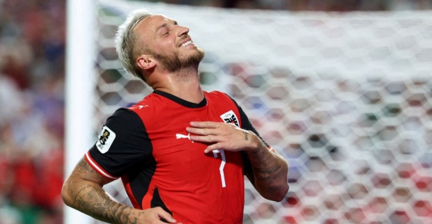 Marko Arnautovic jubelt im Trikot des ÖFB nach einer gelungenen Aktion und legt die Hand auf die Brust. Der Teamstar zählt zu den Publikumslieblingen der österreichischen Nationalmannschaft.