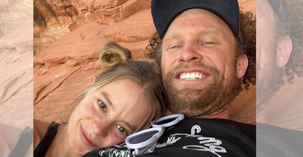 BASE-Jumper Andy Lewis liegt auf roten Felsklippen mit seiner damaligen Freundin