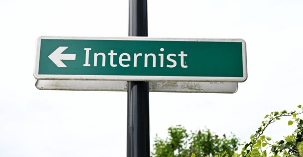 Schild, das zu einem Internisten führt.