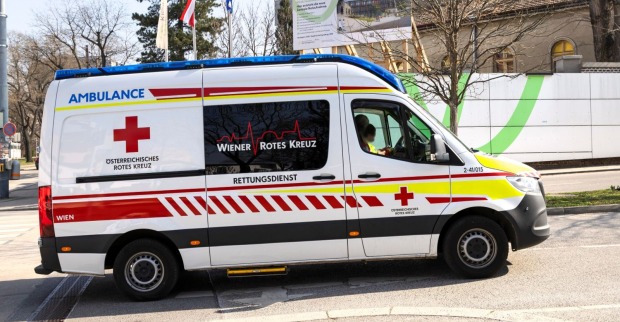 Rettungsauto fährt durch eine Straße