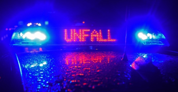 Polizei mit Unfall-Schild auf dem Wagen.