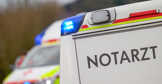 Notarzt und Rettungswagen bei einem Unfall
