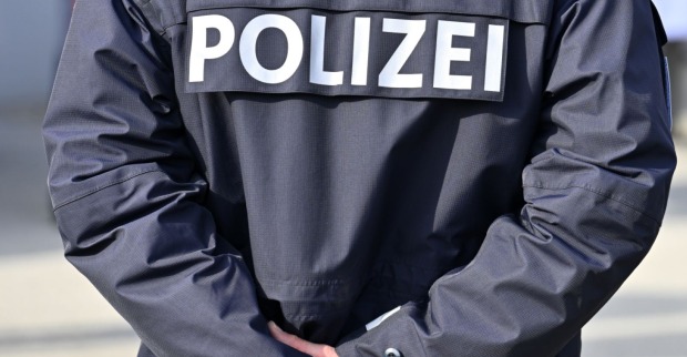 Eine Jacke, auf der in Großbuchstaben "Polizei" steht