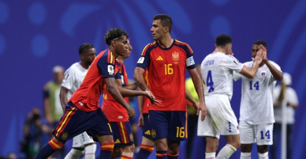 Spanische Fußballspieler reagieren enttäuscht nach einem Angriff gegen Kap Verde, während Spieler des Außenseiters im Hintergrund jubeln.