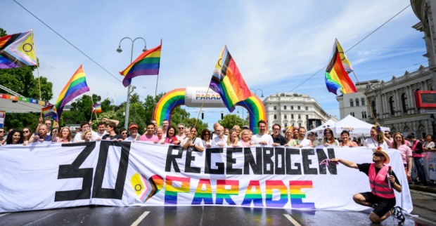 Pride in Wien mit vielen Regenbogenfahnen.