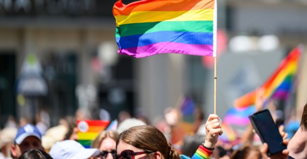 Regenbogenfahne bei der Vienna Pride.