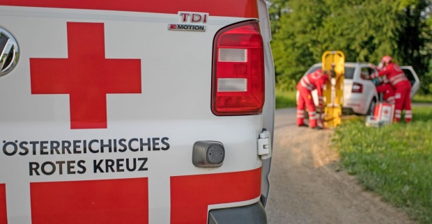Das Logo des Roten Kreuzes auf dem Heck eines österreichischen Rettungsfahrzeuges bei Tag
