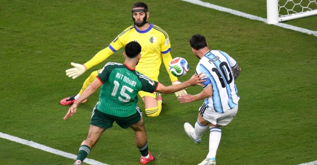 Lionel Messi (ARG) überwindet Luca Zidane (ALG) zum vermeintlichen Führungstreffer, der wegen Abseits aberkannt wurde