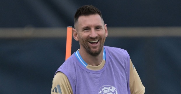 Argentinien vs Österreich: Lionel Messi lacht beim Abschlusstraining der argentinischen Nationalmannschaft vor dem WM-Gruppenspiel gegen Österreich.