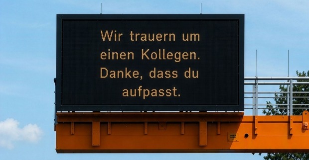 ASFINAG-Trauerschild um den Mitarbeiter, der bei Mäharbeiten auf der A2 verstorben ist