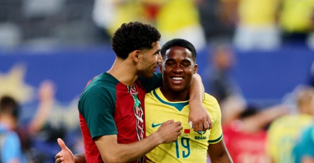 Endrick im Brasilien-Trikot bei der WM 2026 im Gespräch mit Gegenspieler, während er erstmals Vater wird