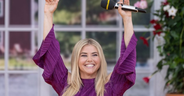 Beatrice Egli bei einem TV-Auftritt mit Mikrofon. Die Schlagersängerin übernimmt eine Schauspielrolle in der Sat.1-Serie „Die Landarztpraxis – Team Sonnenhof“.