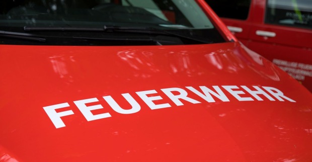 Feuerwehrfahrzeug bei Einsatz in Weiz nach Brand im Kinderzimmer, Hund rettet Kleinkind durch Alarmierung