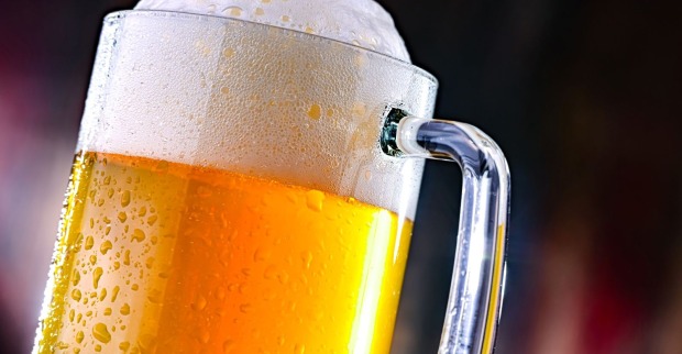 Bierkrug mit Schaum steht symbolisch für Brauerei Insolvenz in der Steiermark