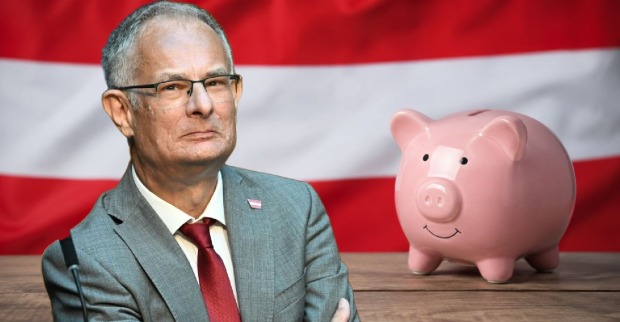 Markus Marterbauer vor Österreich-Flagge mit Sparschwein Symbol für Sparpaket Budget 2027 2028