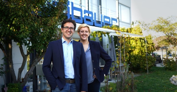Porträtfoto der Geschwister David und Caroline Biribaumer die vor dem Betriebsgebäude der Caroline Biribaumer GmbH in Marz stehen
