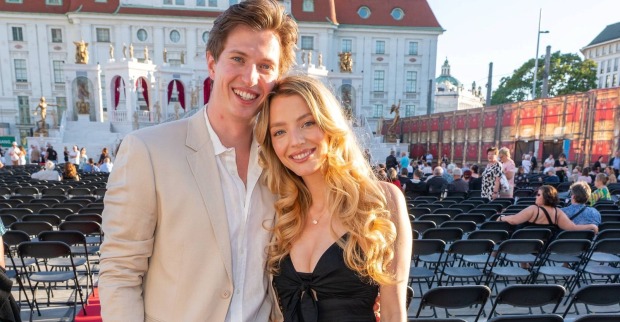 Chiara Pisati mit ihrem Partner bei einem öffentlichen Auftritt in Wien. Die Schauspielerin spricht offen über ihre Fehlgeburt, die Herausforderungen einer Schwangerschaft nach Fehlgeburt und die Geburt ihres Regenbogenbabys.