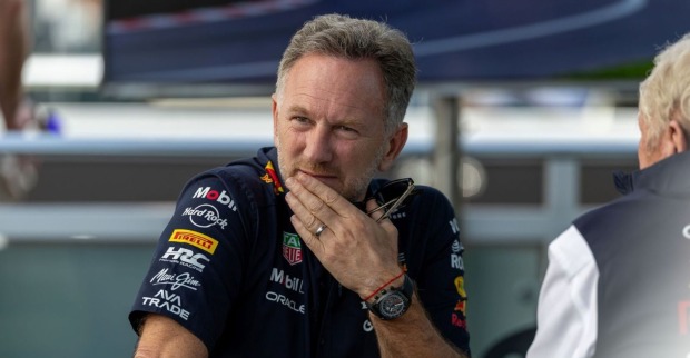 Christian Horner blickt nachdenklich in der Boxengasse