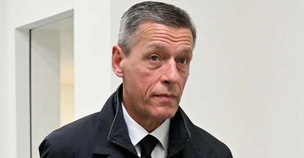 Christian Pilnacek in Sakko und Mantel gekleidet
