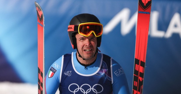 Melanie Gattringer und Innerhofer sind ein Paar: Christof Innerhofer bei den Olympischen Winterspielen im Rennanzug mit Skiern und Helm im Zielbereich.