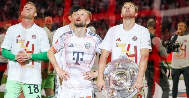im Bild Harry Kane (FC Bayern Muenchen, #09) haelt die Meisterschale fest und schaut nach oben, mit Konrad Laimer (FC Bayern Muenchen, #27) und Daniel Peretz (FC Bayern Muenchen, #18), Feier zum Gewinn der Deutschen Meisterschaft