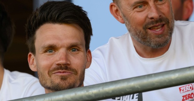 Danny Röhl auf der Tribüne in einem Stadion.