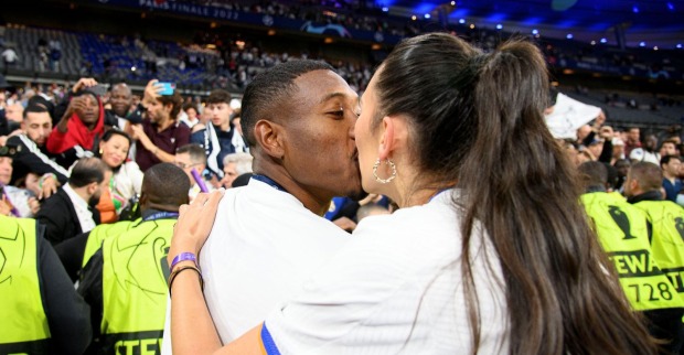 David Alaba küsst seine Ehefrau Shalimar Alaba nach einem Spiel von Real Madrid. Zum Geburtstag überrascht sie den ÖFB-Kapitän mit einer emotionalen Liebeserklärung auf Instagram.