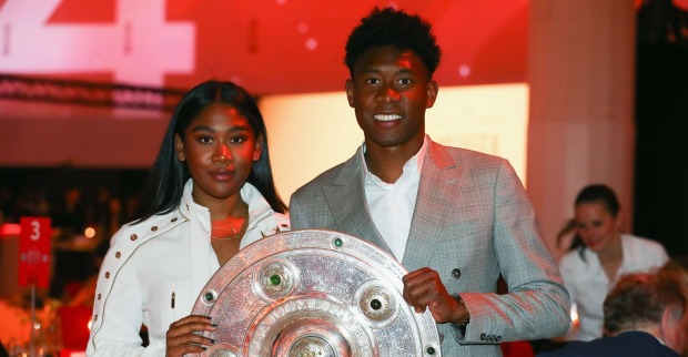 David Alaba posiert gemeinsam mit seiner Schwester Rose May Alaba bei einer Veranstaltung. Zum Geburtstag gratuliert ihm David Alabas Schwester mit einem emotionalen Instagram-Posting.