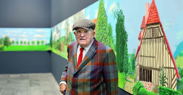 Der britische Künstler David Hockney vor einem Gemälde von ihm in einer Pariser Galerie