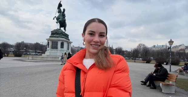 Die türkische Schauspielerin Ece Irtem vor der Reiterstatue des Erzherzog Karl am Wiener Heldenplatz