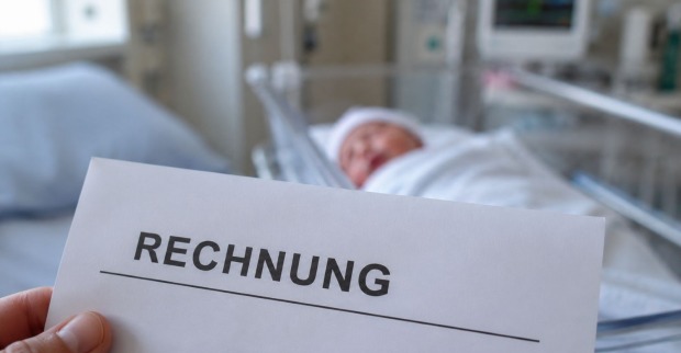 Rechnung nach Geburt Baby Spital Kosten Österreich Familie 28700 Euro Versicherungsproblem Krankenhaus
