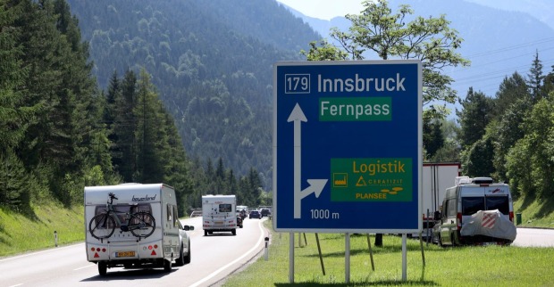 Verkehr am Fernpass in Tirol: Fahrzeuge auf der B179 Richtung Innsbruck. Wegen einer Demonstration wird die wichtige Transitroute zum Ferienbeginn für mehrere Stunden gesperrt, Staus werden erwartet.