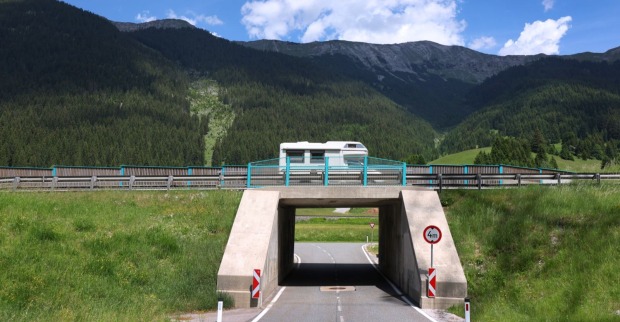 Fernpass-Route in Tirol vor alpiner Kulisse: Der geplante Fernpass-Tunnel und die Fernpass-Maut sorgen seit Jahren für Diskussionen und Proteste in der Region.