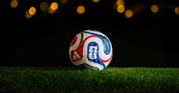 Offizieller Spielball der WM 2026 liegt in einem dunklen Stadion, um Nachtspiel zu symbolisieren