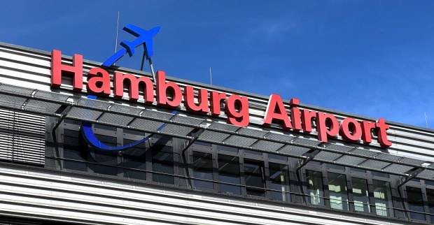Hamburg Flughafen Terminal mit Schriftzug Airport während Großeinsatz und gestrichenen Abflügen