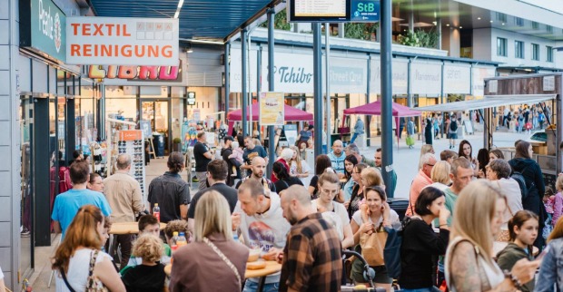 Große Menschenmenge vor dem GEZ west