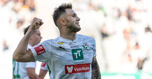 Giacomo Vrioni läuft mit geballter Faustüber den Rasen eines Stadions