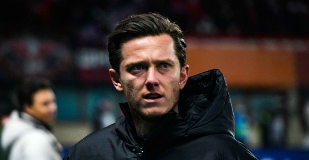 Michael Gregoritsch im Stadion mit ernstem Blick während eines Spiels. Er bleibt weiter beim FC Augsburg