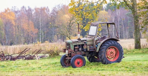 Bild eines Traktors auf einer Wiese als Themenbild für den tödlichen Unfall in Gries am Brenner