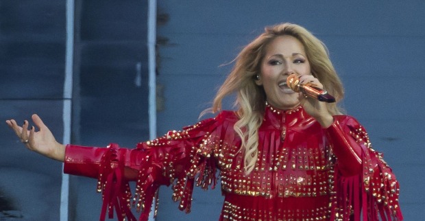 Helene Fischer singt live bei Konzert in rotem Bühnenoutfit – im Kontrast zum stark diskutierten InStyle-Cover mit KI-Vorwürfen.