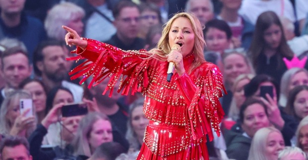 Helene Fischer bei einem Live-Konzert in rotem Bühnenoutfit während ihrer 360-Grad-Tour vor tausenden Fans