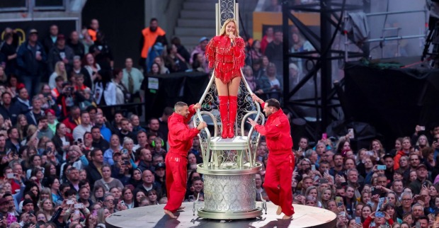 Helene Fischer in rotem Outfit auf der Bühne.