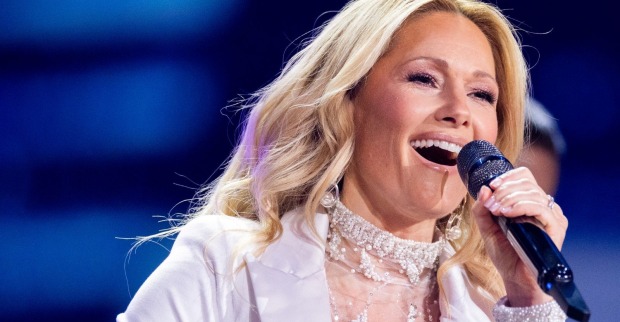 Helene Fischer begeistert bei einem Konzert auf der Bühne und sorgt mit der Überraschung für ein frisch verheiratetes Brautpaar in Gelsenkirchen für emotionale Momente.