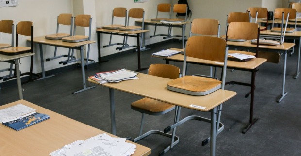 Ein leeres Klassenzimmer.