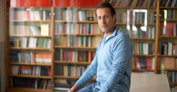 Ivo Hajnal, Professor und Rektorkandidat der Universität Innsbruck, in einem Bibliotheksraum. Nach einem umstrittenen Video und Protesten von Studierenden steht der Sprachwissenschaftler in der Kritik.
