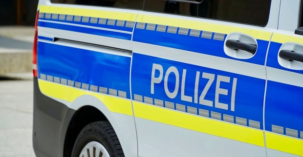 Polizeiauto am Einsatzort in Schorndorf nach tragischem Fall, bei dem ein Kleinkind im Auto vergessen wurde und starb